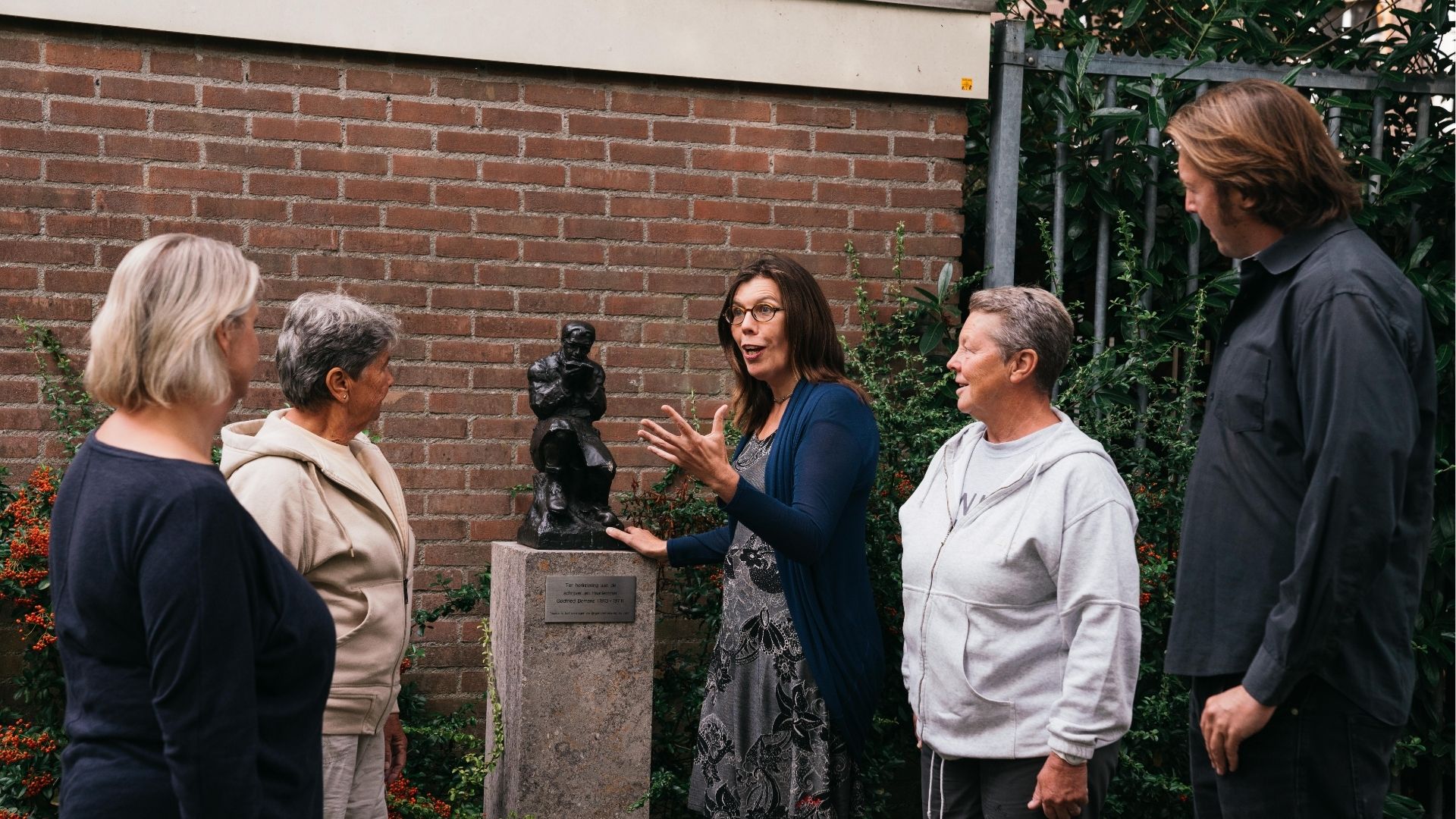 Stadsgids van Cicerones leidt een groep rond in het historisch centrum